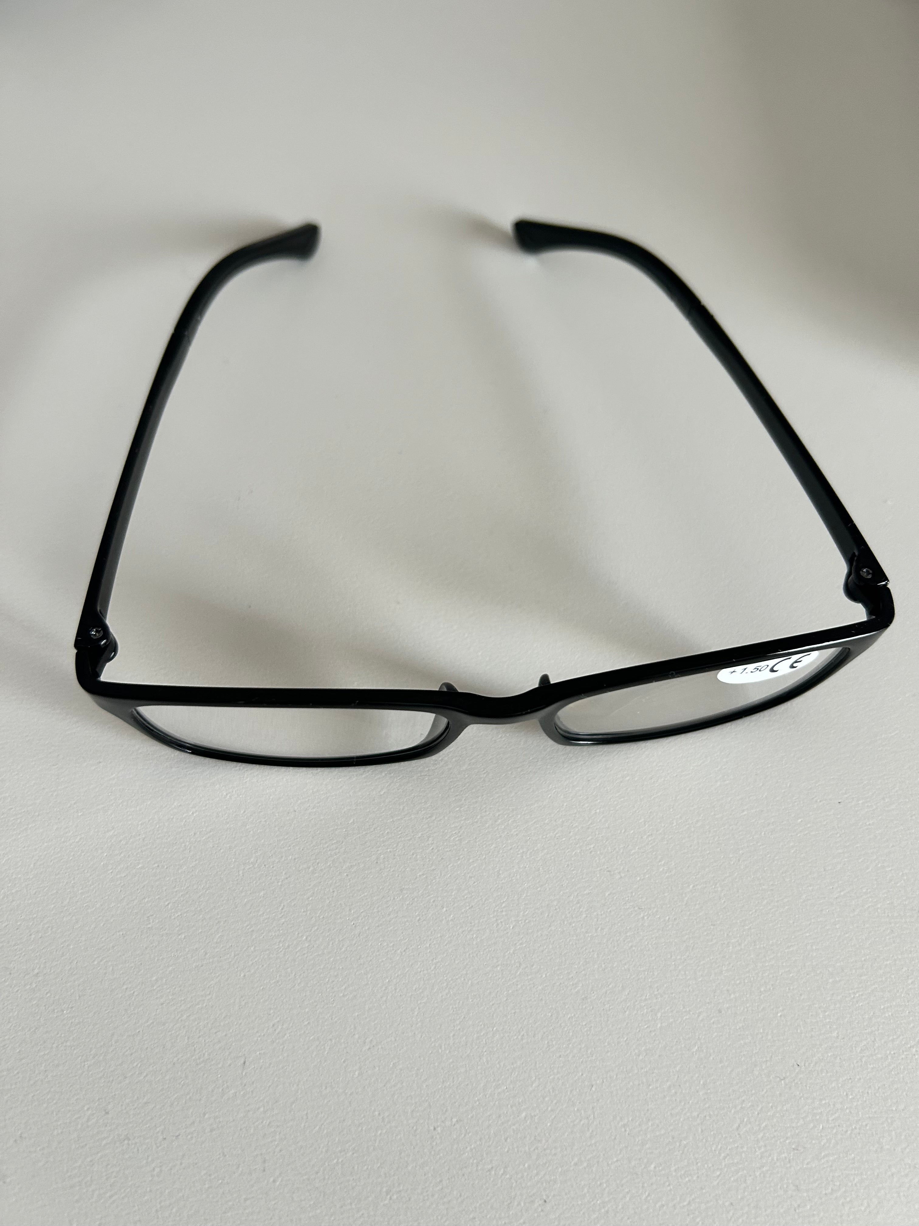 Direct leverbaar leesbril met zwart montuur en sterkte 1,5 voor gemakkelijk lezen