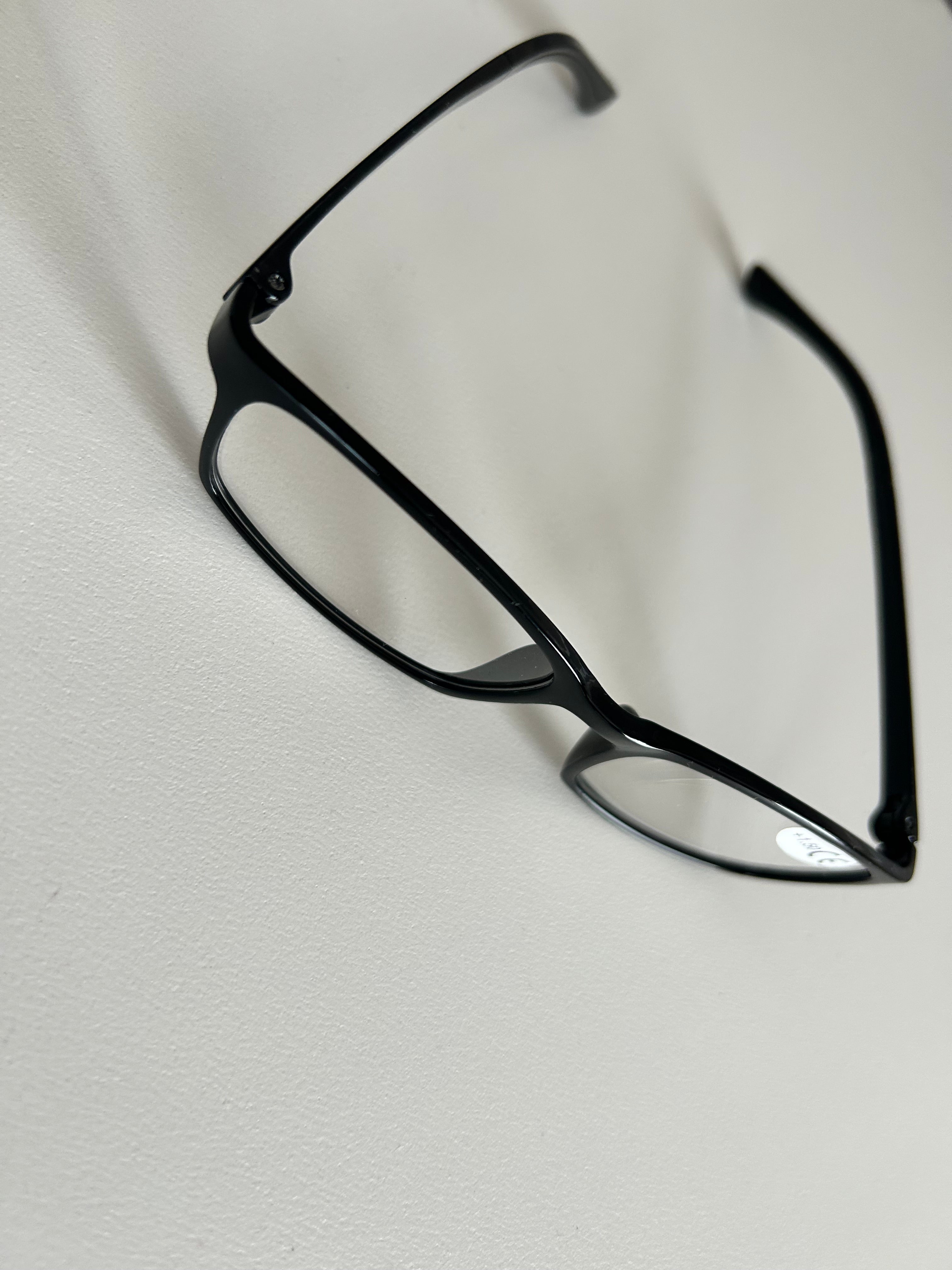 Direct leverbaar leesbril met zwart montuur en sterkte 1,5 voor gemakkelijk lezen