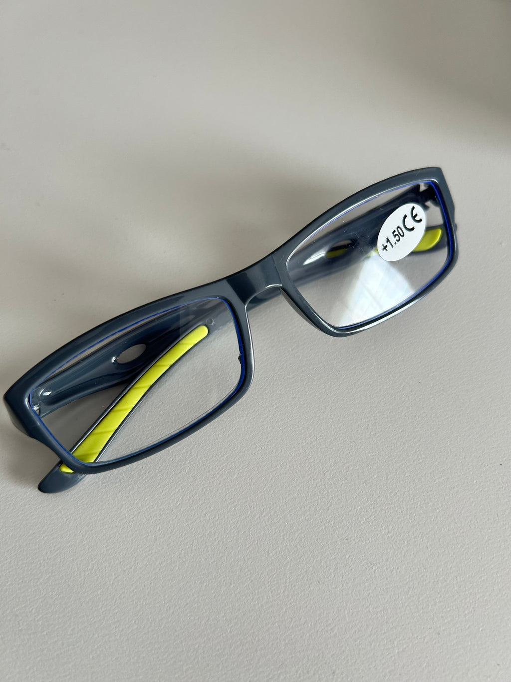Zwarte leesbril met sterkte 1,5 en lichtgewicht montuur direct leverbaar