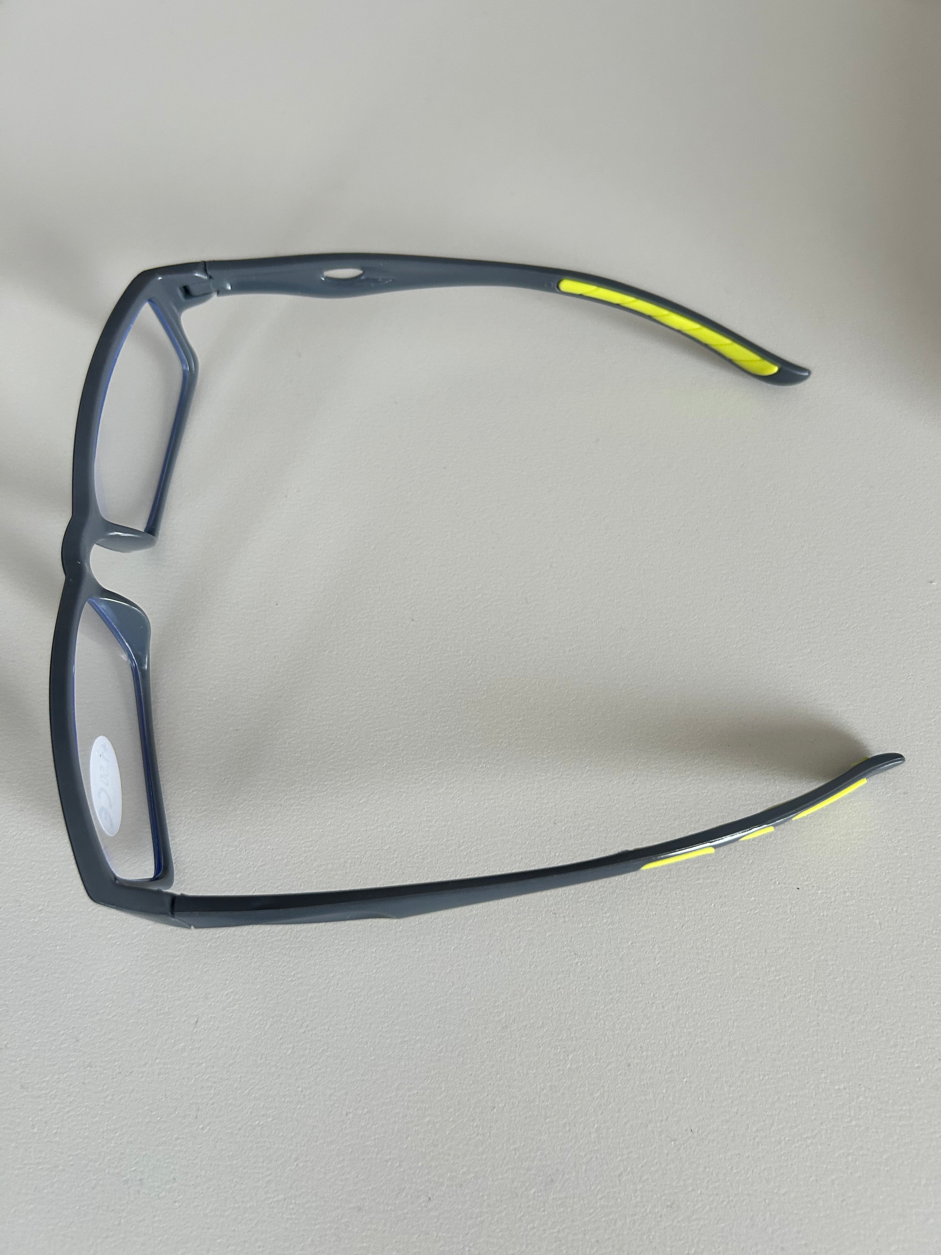 Zwarte leesbril met lichte, rechte montuur en gele accenten op de pootjes, sterkte 1,5, direct leverbaar