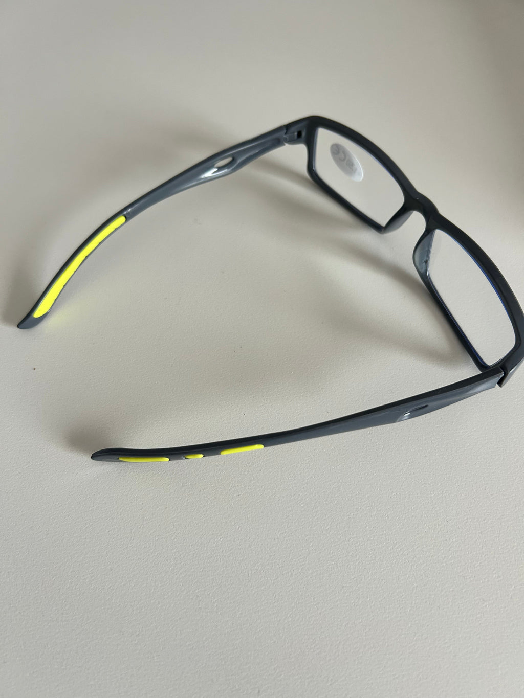 Leesbril in zwart met lichte kunststof montuur en gele accenten, sterkte 1,5, direct leverbaar