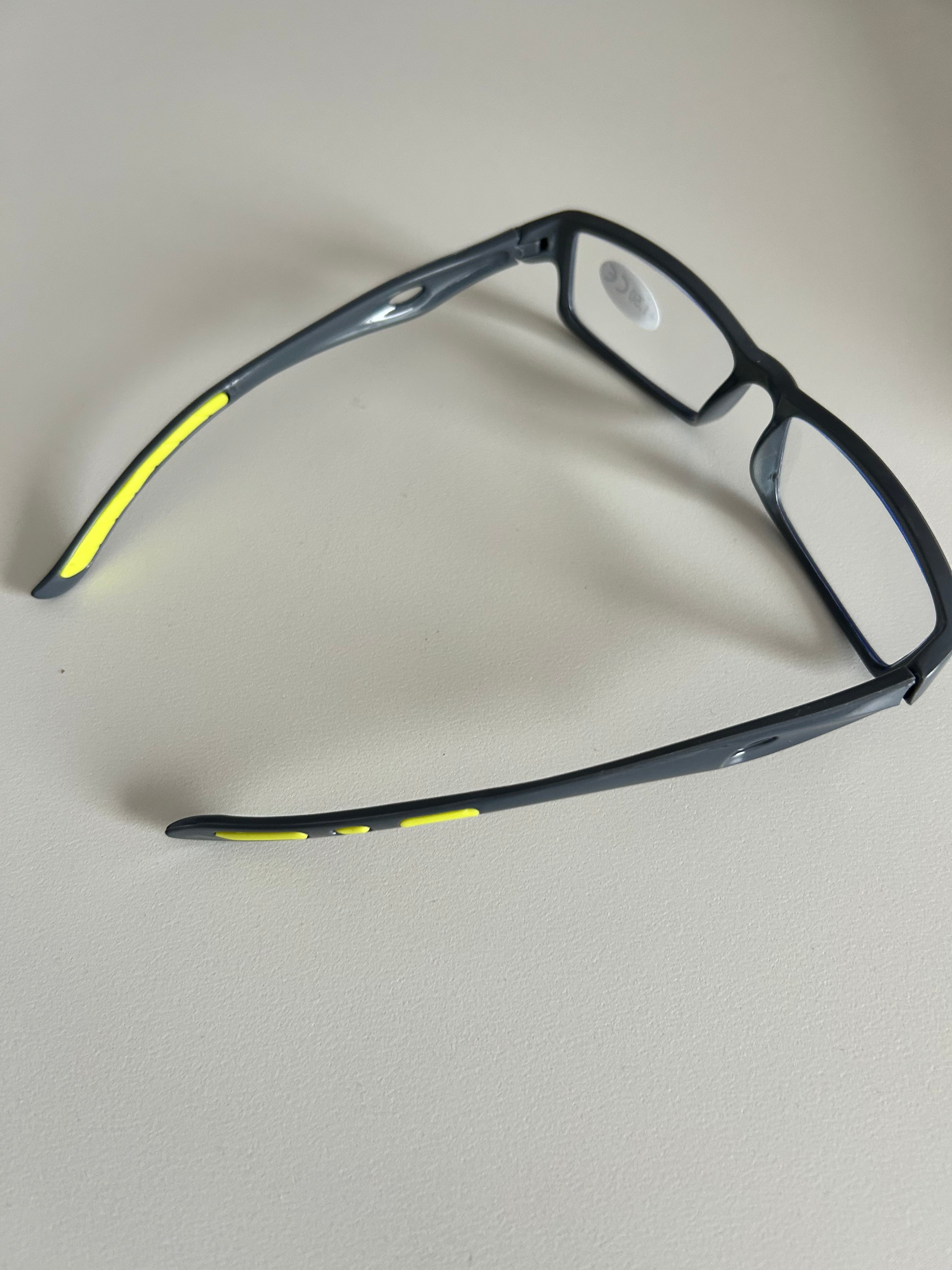 Leesbril in zwart met lichte kunststof montuur en gele accenten, sterkte 1,5, direct leverbaar