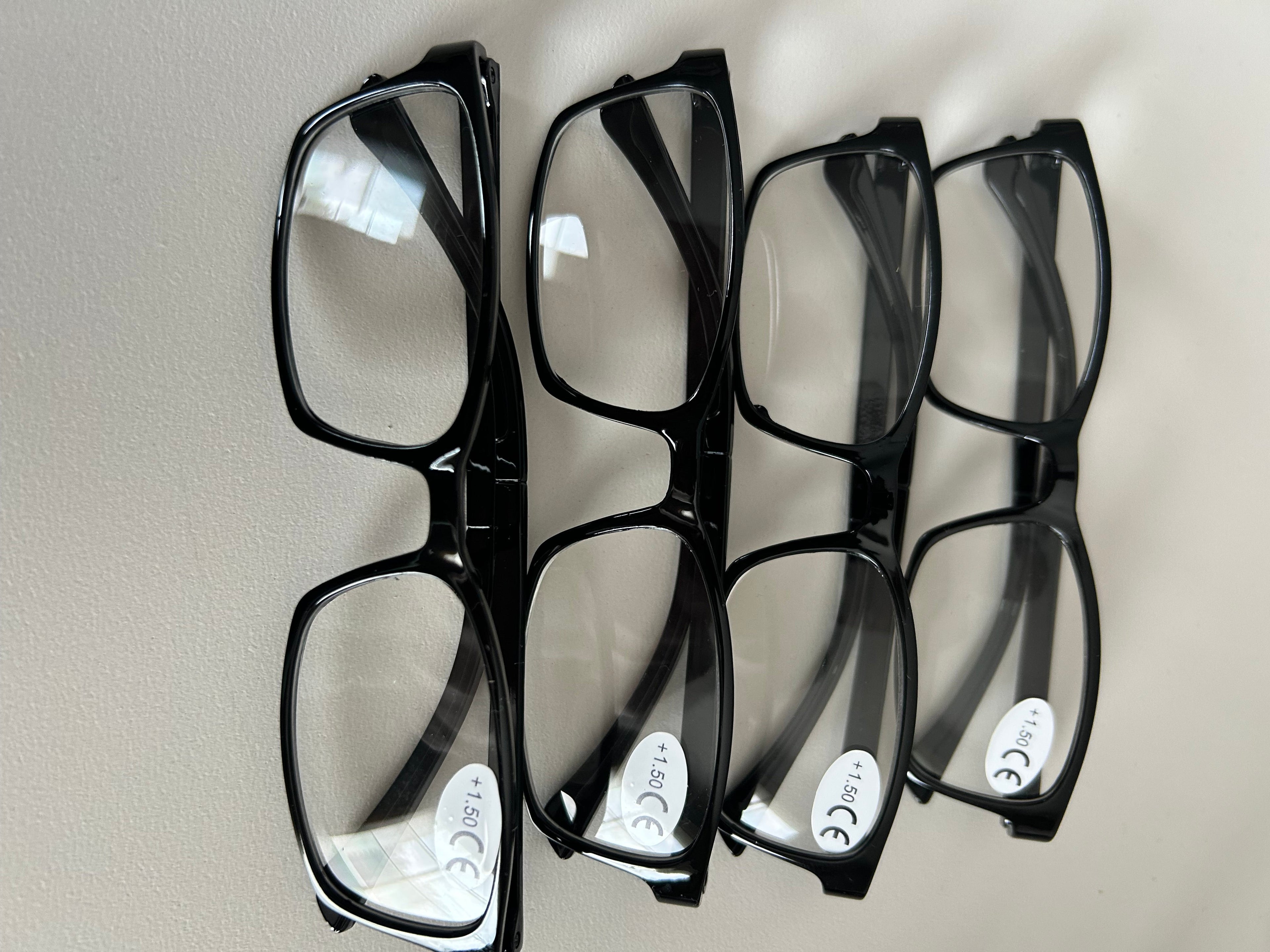 Vier leesbrillen met zwart montuur en sterkte 1,5 direct leverbaar, licht en handig voor makkelijker lezen.