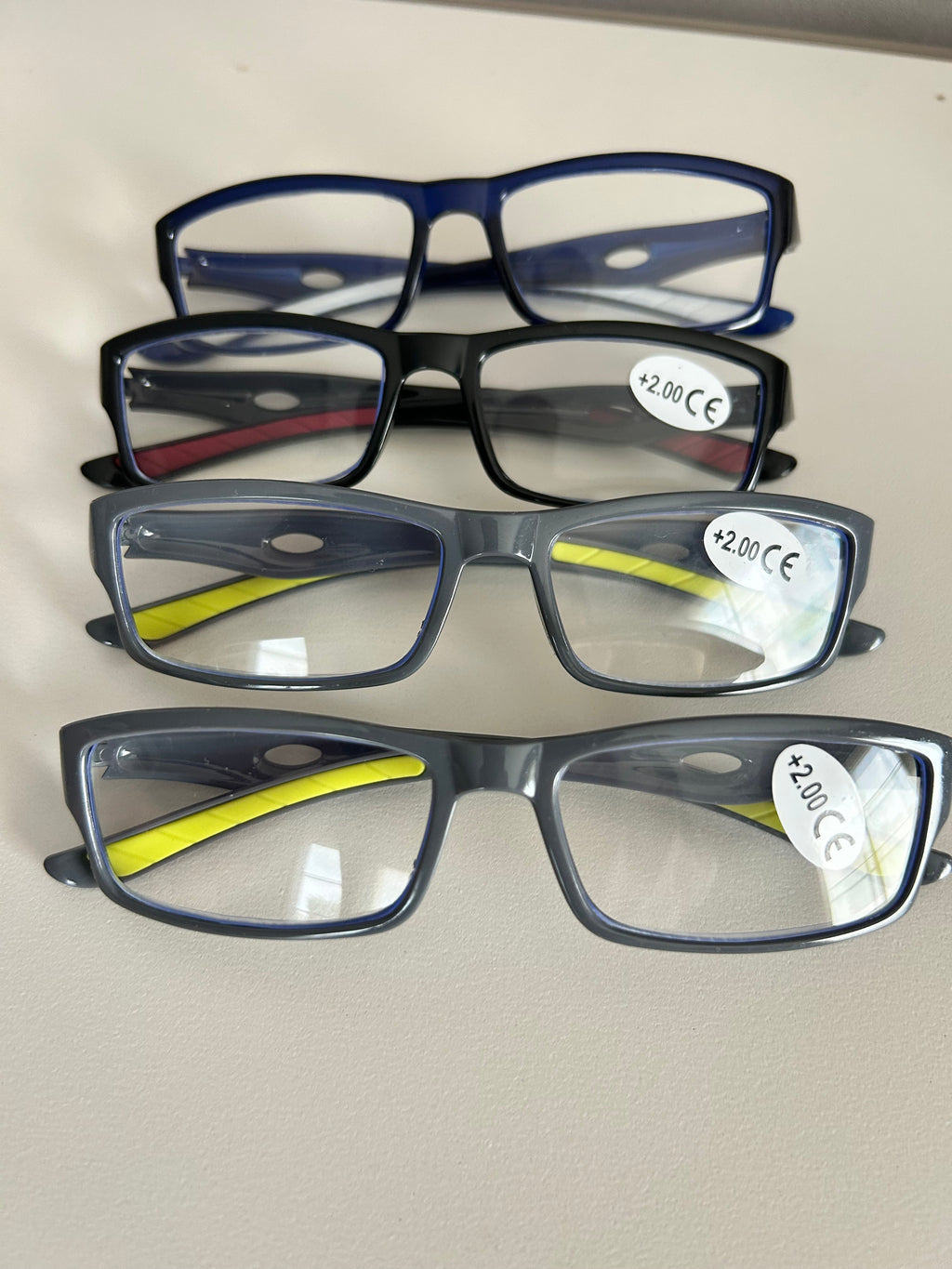 Set van vier leesbrillen in zwart en andere kleuren met sterkte +2,0, direct leverbaar