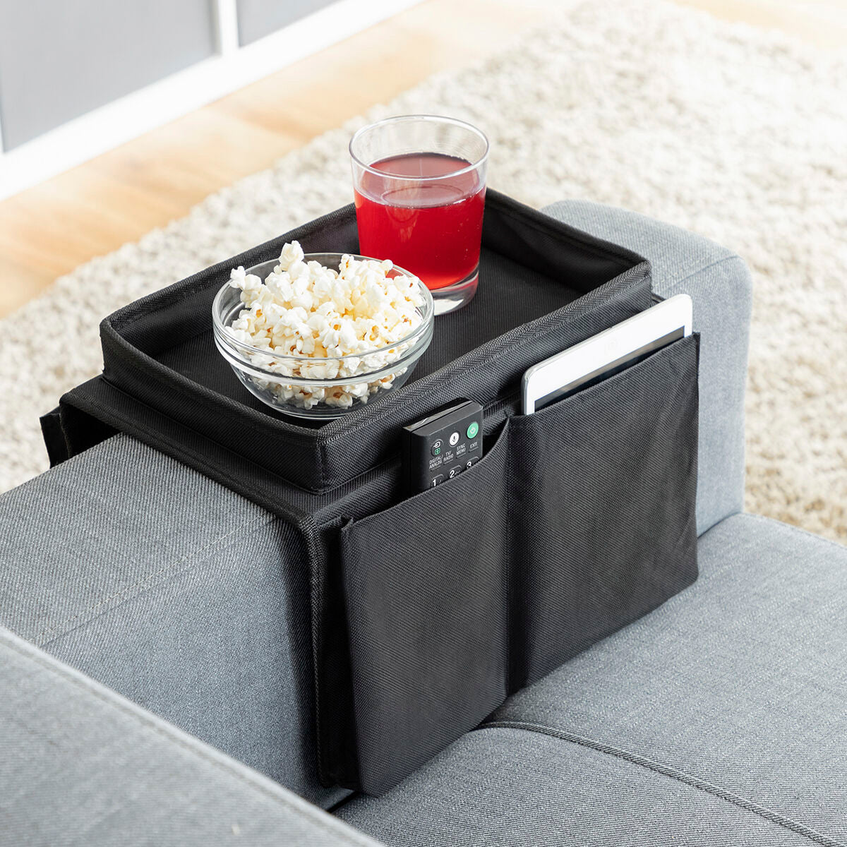 Zwarte Bankstel Tray met Organiser van InnovaGoods, multifunctioneel dienblad en opbergvakken voor afstandsbedieningen en tablets, polyester en katoen, duurzaam en licht.