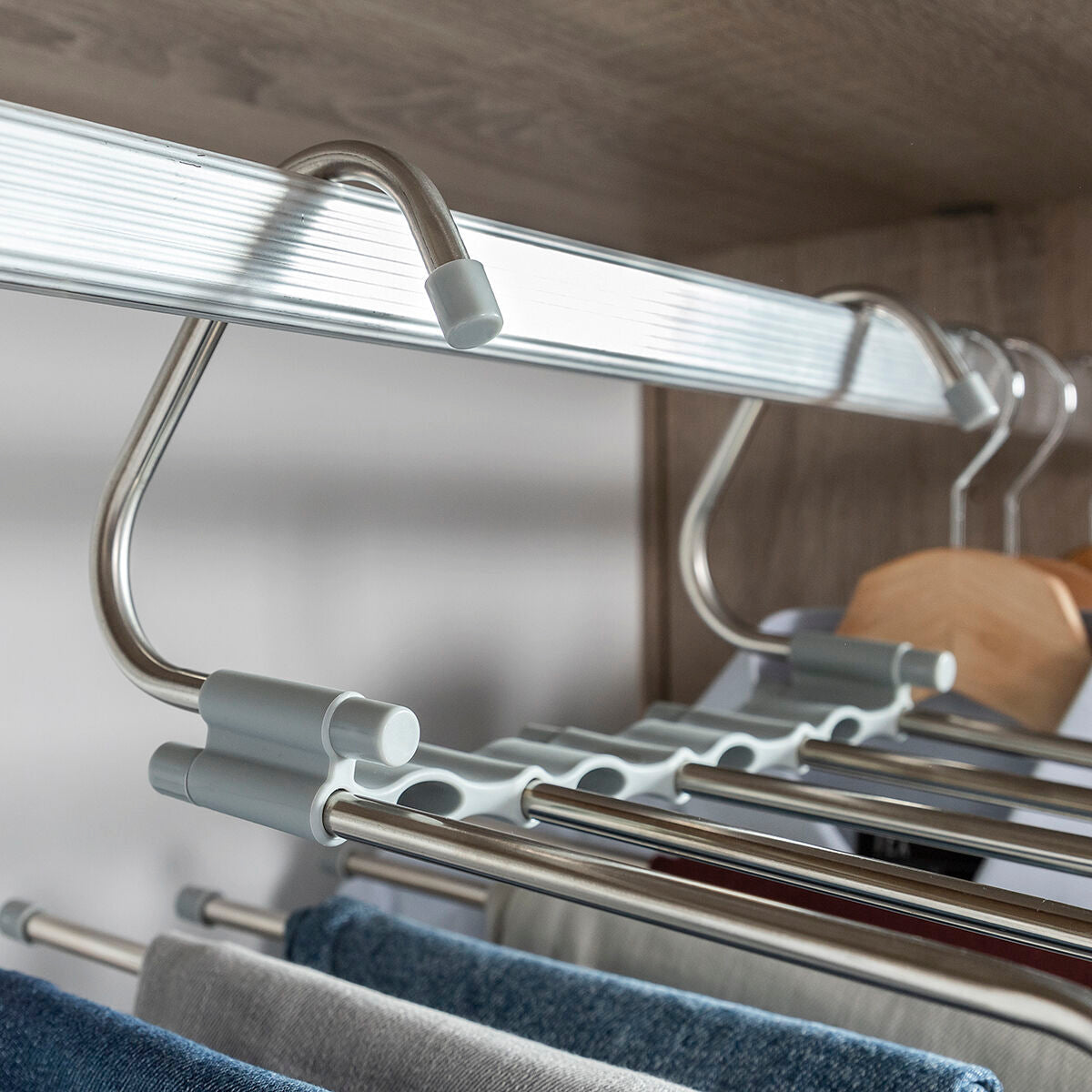 5-in-1 meervoudige broekhanger Havser InnovaGoods grijs zilverkleurig multifunctioneel ruimtebesparend met 5 uitschuifbare stangen voor kledingkasten